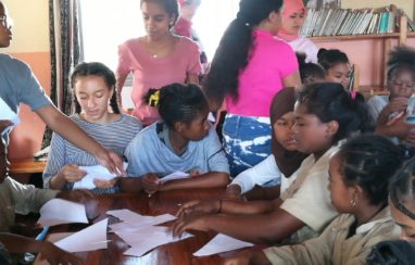 2nde 7 : 10 cartons de livres à destination des enfants du quartier Antohomadinika