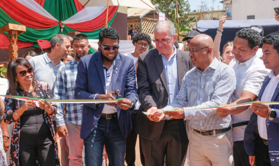 Relais Solidaire_CEG Soamanandrariny_ruban et plaque inaugurale-01
