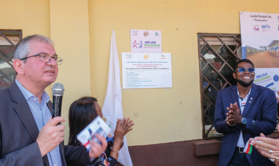 Relais Solidaire_CEG Soamanandrariny_ruban et plaque inaugurale-02